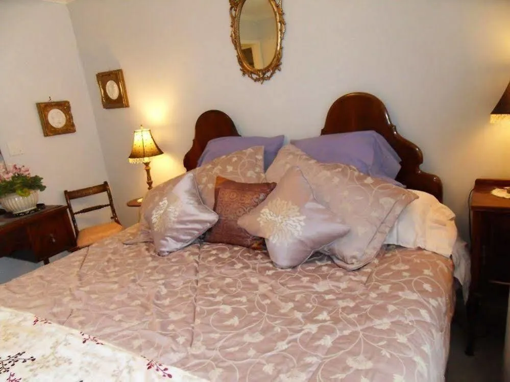 Dorchester House Bed & Breakfast Niagara Falls Canada